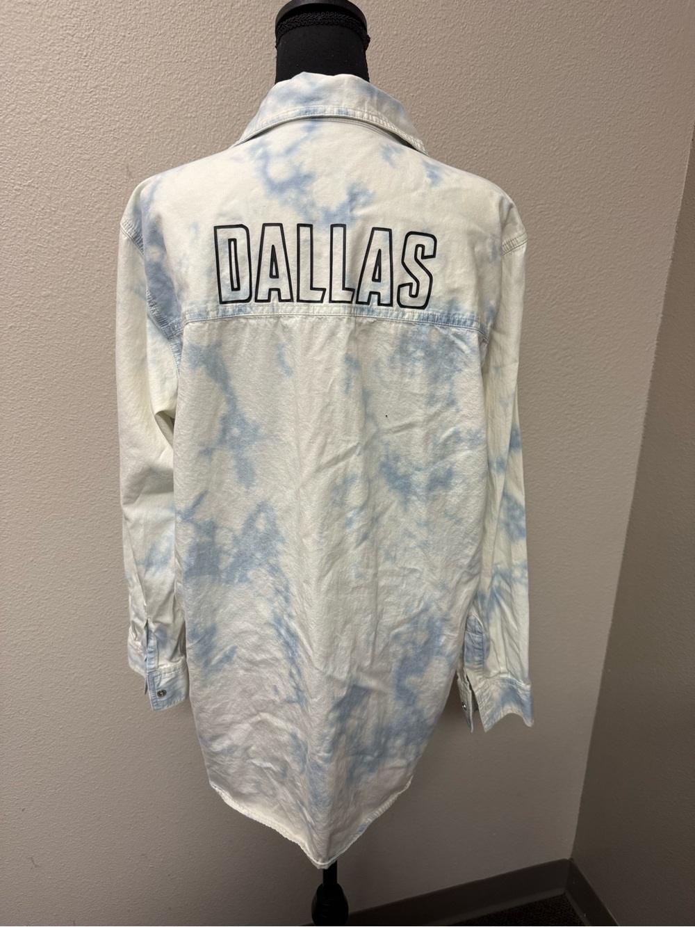 Wear by Erin Andrews Dallas Cowboys Tie Dye Button Down Shirt Medium Blue - Picture 5 of 9